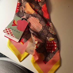 NWT Limited Edition  Gucci  100 Apple Logo Twilly